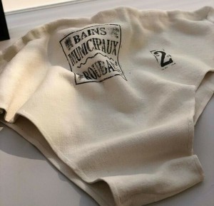 Visite surprenante - Les objets de la piscine